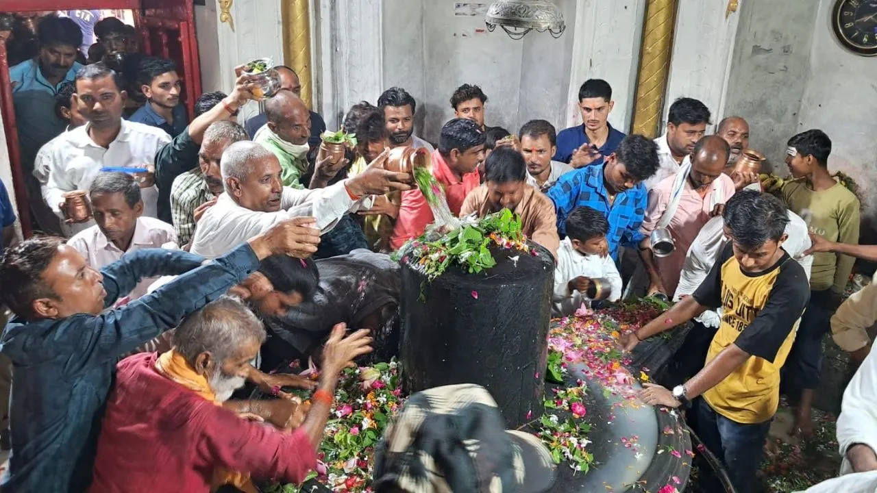 Sawan Somwar:  गोंडा के बाबा दुखहरण नाथ मंदिर में भोर से लगी कतार, हर-हर महादेव से गूंजे मंदिर