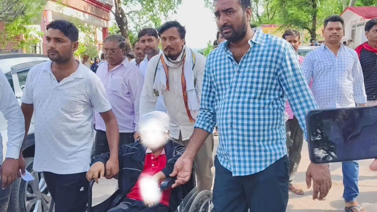  Chitrakoot News: अनियंत्रित होकर पेड़ से टकराई स्कूली बस, 10 बच्चे घायल; दो की हालत गंभीर