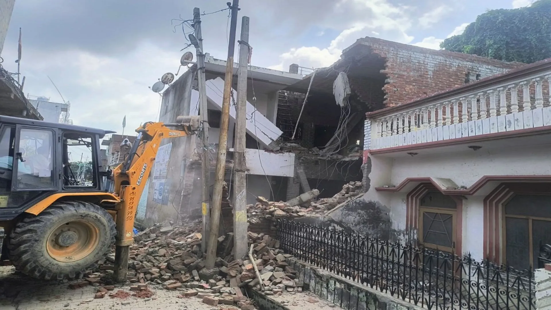 Shahjahanpur News : गौतम मौर्य हत्याकांड के आरोपी समीर और उसके चाचा के मकान पर चला बुलडोजर 