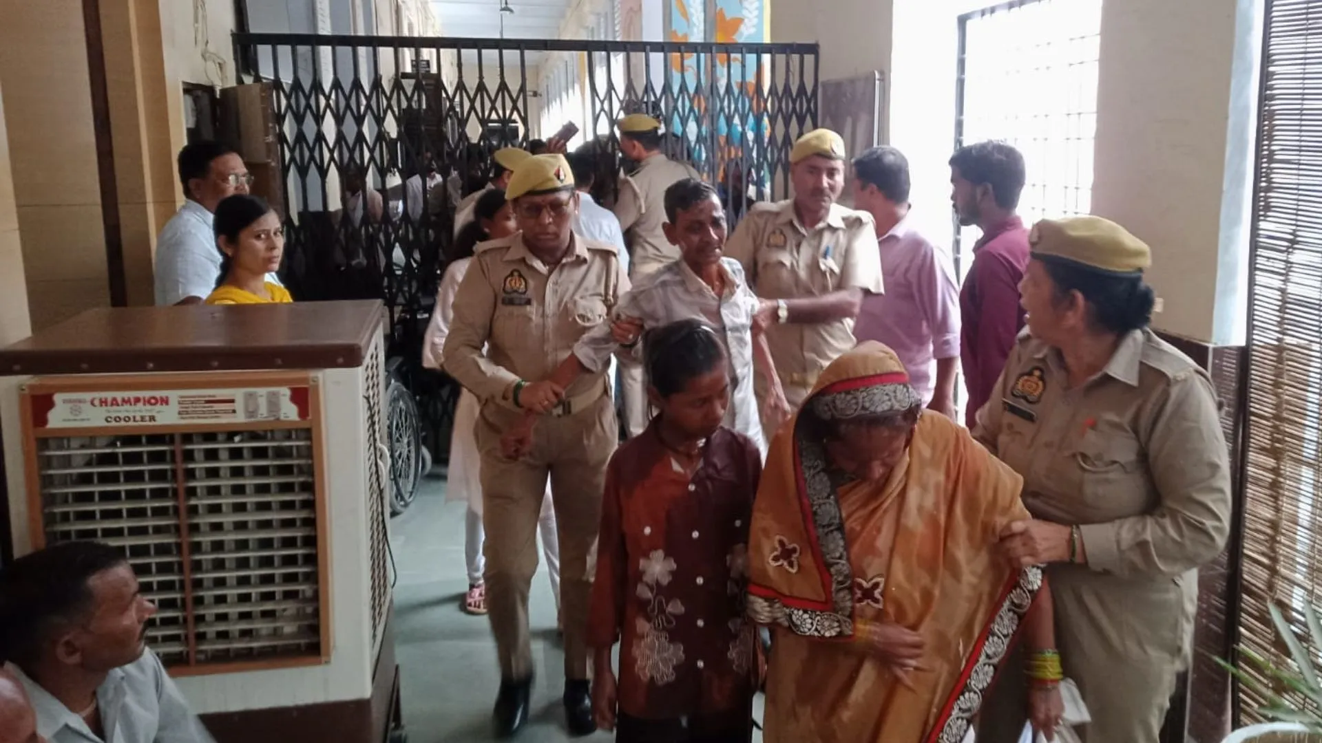 Shahjahanpur News : शाहजहांपुर कलेक्ट्रेट में आत्मदाह करने पहुंचा पूरा परिवार! डीएम के सुरक्षा गार्डों ने कैसे रोका बड़ा हादसा 