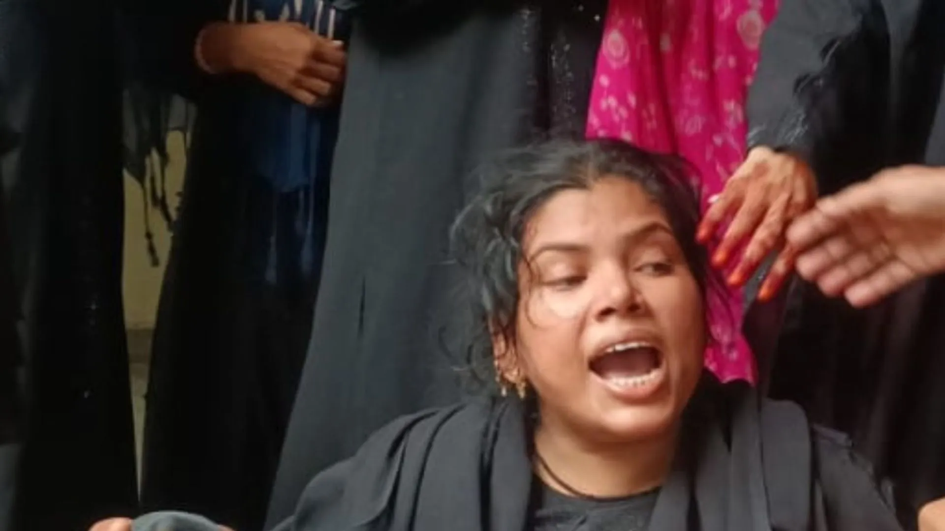 Shahjahanpur News : बिजली के खंभे में करंट उतरने से 8 साल के बच्चे की मौत, मां की चीखों से हर आंख नम