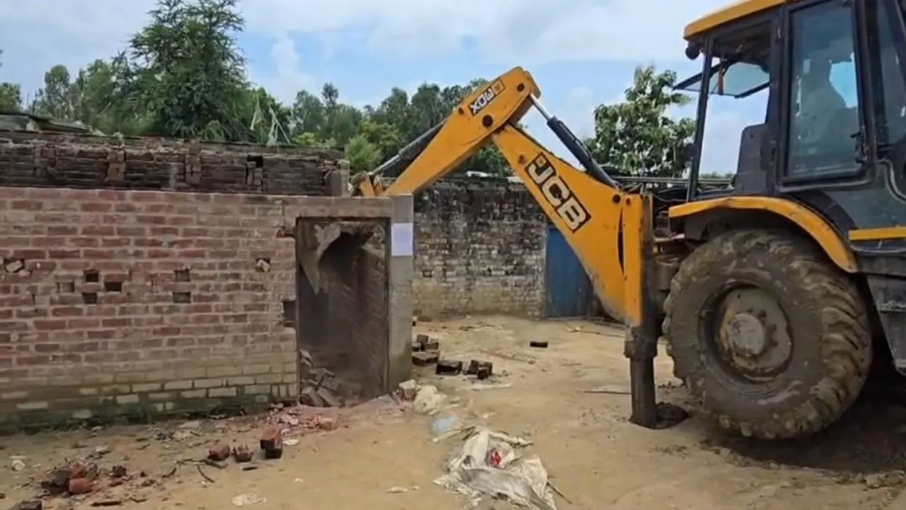 Shravasti News : इकौना में तालाब की जमीन पर गरजा बुलडोजर, 9 कब्जाधारियों के अवैध निर्माण जमींदोज, जानें पूरा मामला
