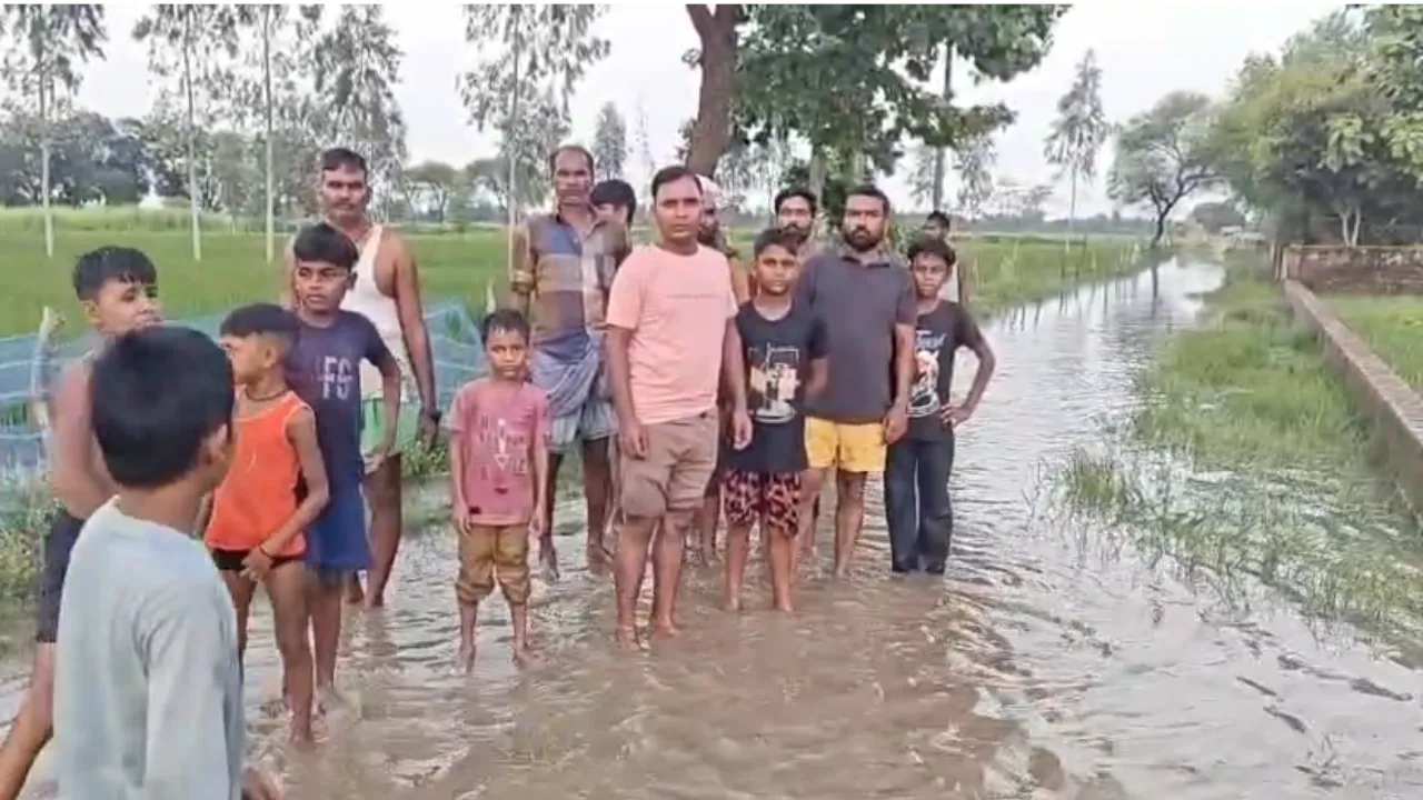 Shravasti floods: बारिश और नहर के पानी से अमरहवा गांव जलमग्न, कब्रिस्तान भी डूबा, ग्रामीणों ने बयां दिया दर्द