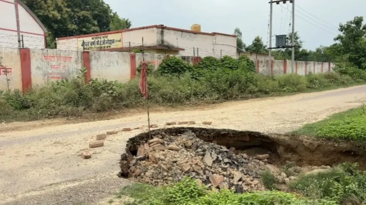 श्रावस्ती में सड़कों का हाल बेहाल: गड्ढों में तब्दील गिलौला-बिलरवा और भिनगा-परसा मार्ग, ग्रामीण परेशान