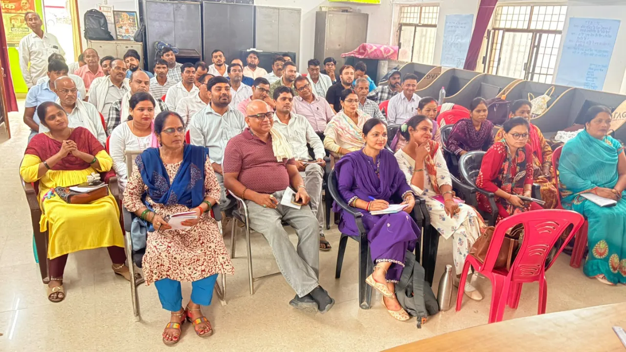 एडी बेसिक अचानक पहुंचे स्कूल, खुली शिक्षा व्यवस्था की पड़ताल; एफएलएन प्रशिक्षण का भी लिया जायजा