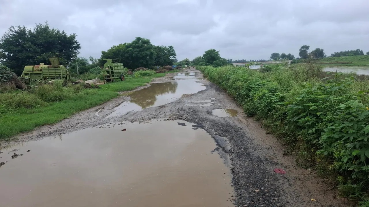 Shravasti News: गड्ढों में गुम हो गई सड़क! कानीबोझी-भिनगा मार्ग पर चलना भी मुश्किल, बारिश में बना ‘तालाब’