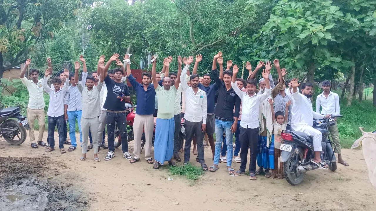 दो महीने से नेटवर्क गायब! टावर के सामने उतरे सैकड़ों उपभोक्ता, बोले- महंगा रिचार्ज फिर भी नहीं मिल रही सुविधा