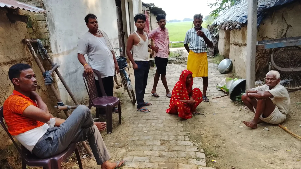 Shravasti News: KYC के नाम पर बड़ा खेल? बुजुर्ग के अंगूठे से डेढ़ बीघा जमीन का बैनामा कराने का आरोप