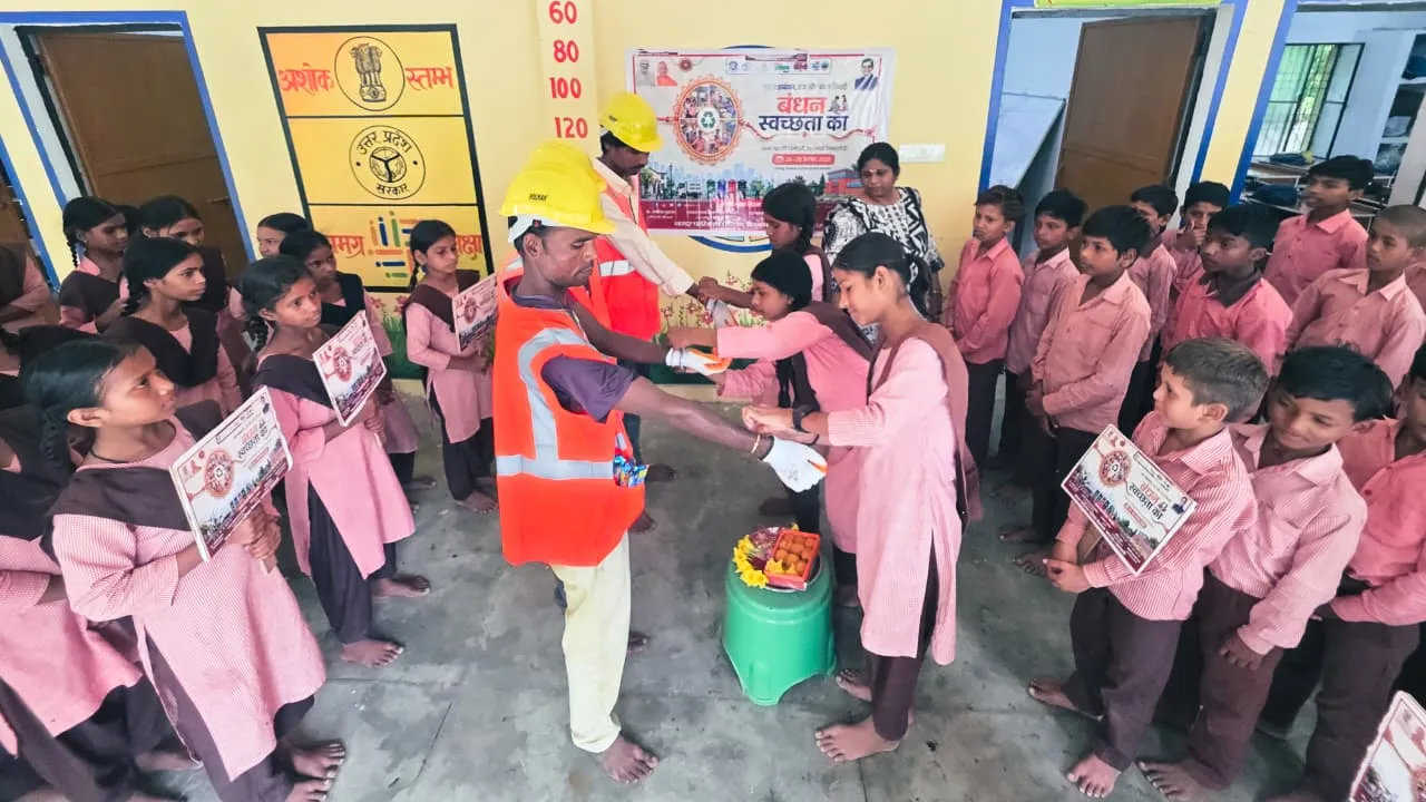 रक्षाबंधन पर अनोखी पहल: छात्राओं ने सफाई कर्मियों को बांधी राखी, तिलक कर जताया सम्मान