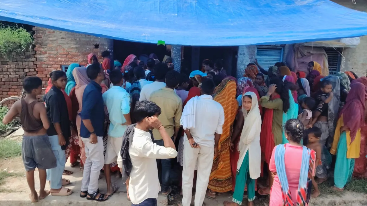 Shravasti News: भूसा निकालने गई महिला को सांप ने डंसा, अस्पताल ले जाते समय मौत; परिवार में मचा कोहराम