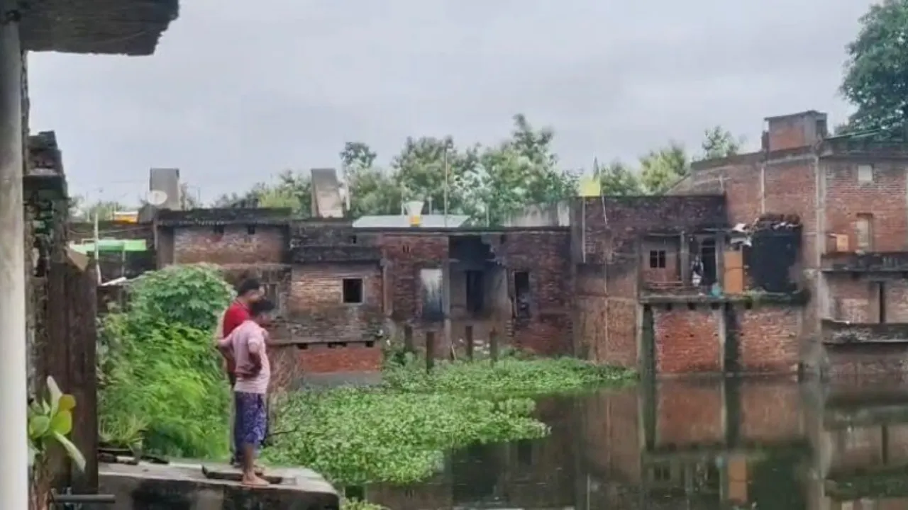 Shravasti News: तालाब में मिला अज्ञात युवक का शव, कई दिन पुराना होने की आशंका; जांच में जुटी पुलिस