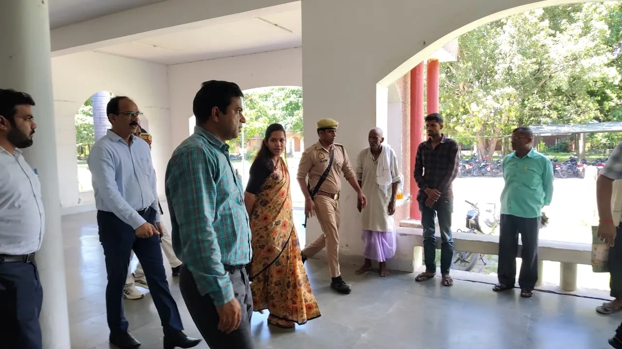 Shravasti News: डीएम के अचानक निरीक्षण से कलेक्ट्रेट में मचा हड़कंप, अनुपस्थित मिले तो होगी कड़ी कार्रवाई