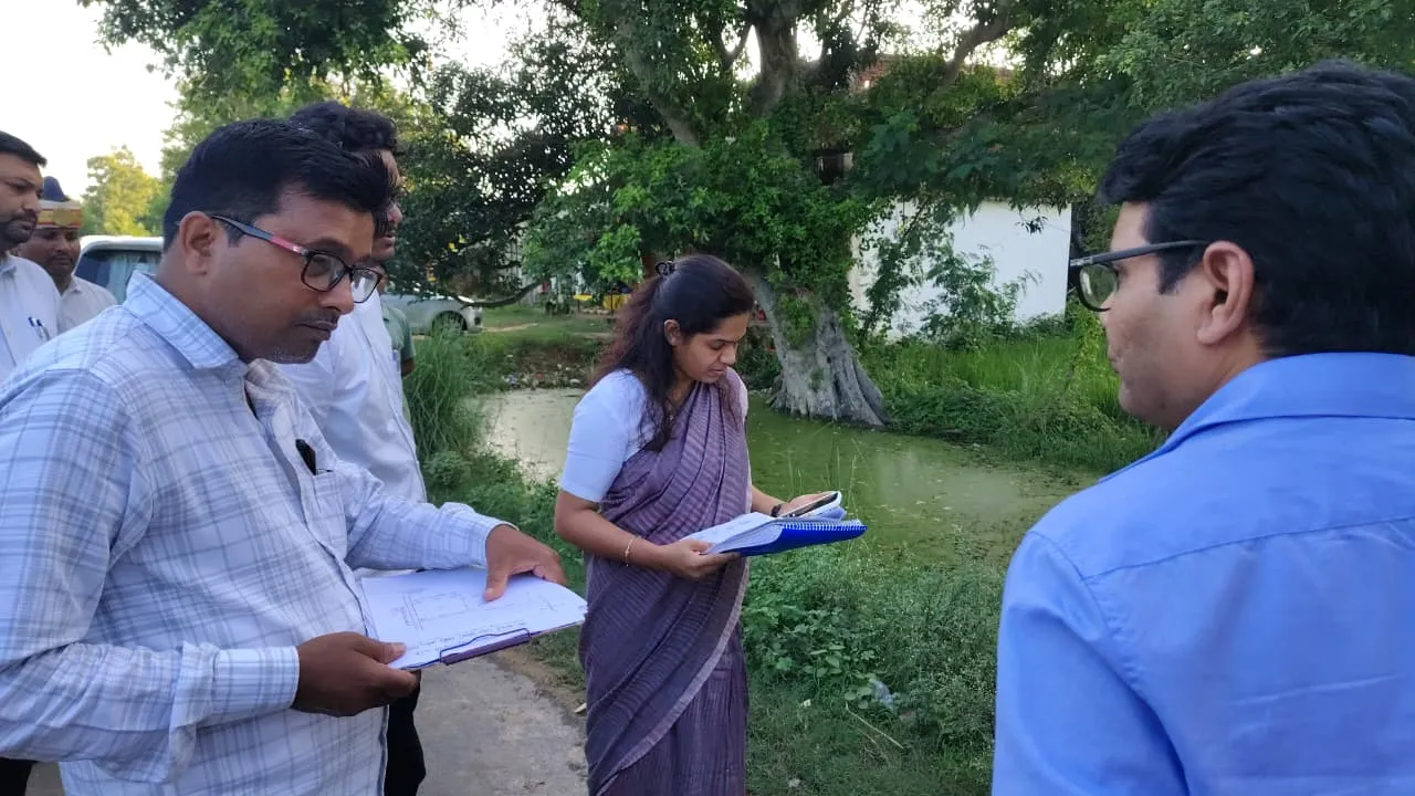 श्रावस्ती में बड़े बैनामों पर डीएम की पैनी नजर, जमीन पर पहुंचकर किया भौतिक सत्यापन; स्टाम्प शुल्क में गड़बड़ी पर सख्त कार्रवाई