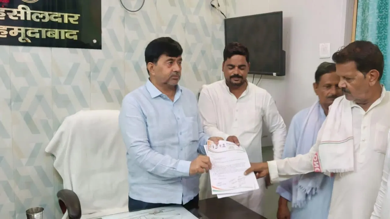 Sitapur News : गांधी प्रतिमा के पास गंदगी और अतिक्रमण से कांग्रेसियों में उबाल, तहसीलदार से की यह मांग