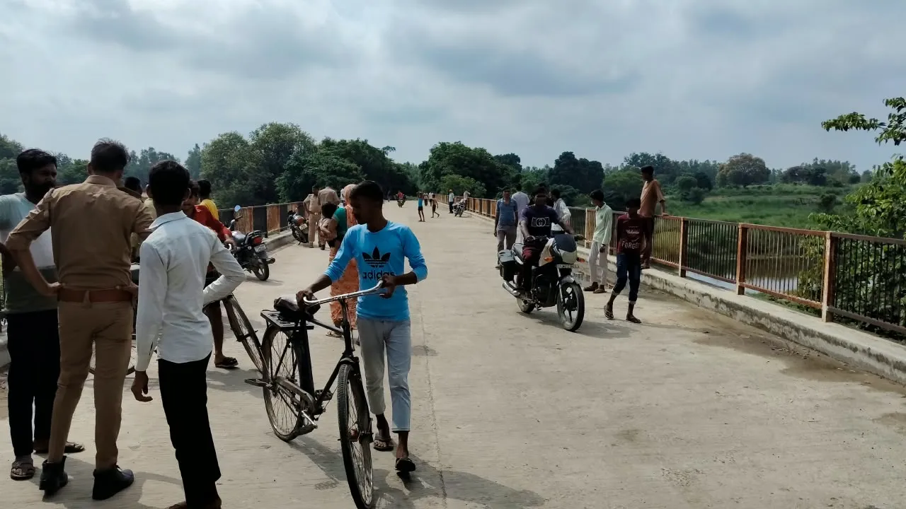Sitapur News: सीतापुर-हरदोई बॉर्डर पर कपड़े में लिपटी लाश मिलने से हड़कंप, जांच में जुटी पुलिस