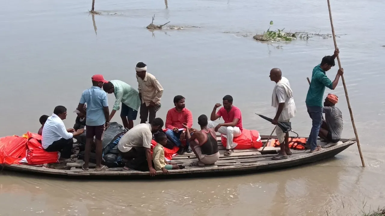 छह महीने बाढ़, छह महीने बेबसी: राजधानी से कुछ दूर घाघरा किनारे हर साल उजड़ती जिंदगी