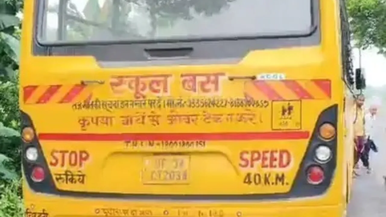 सीतापुर में स्कूली बस ने राहगीर को कुचला, मौके पर मौत; बच्चों को लेकर स्कूल जा रही थी बस
