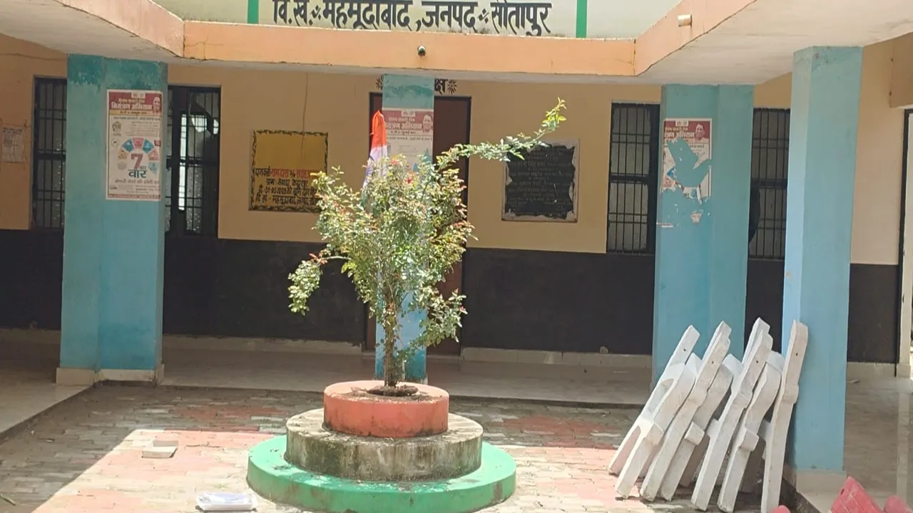 Sitapur News : तिरंगे के सम्मान से खिलवाड़! गुलाब के पौधे में बांधकर फहराया राष्ट्रीय ध्वज, वीडियो वायरल होने पर जागे अफसर
