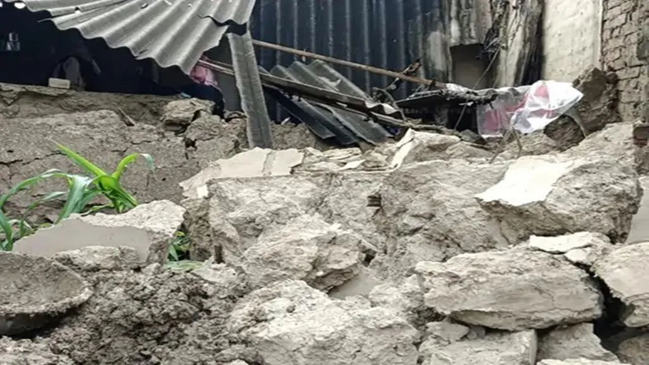 सीतापुर में बारिश बनी आफत! भरभराकर गिरी कच्चे मकान की दीवार, मलबे में दबकर किशोर घायल
