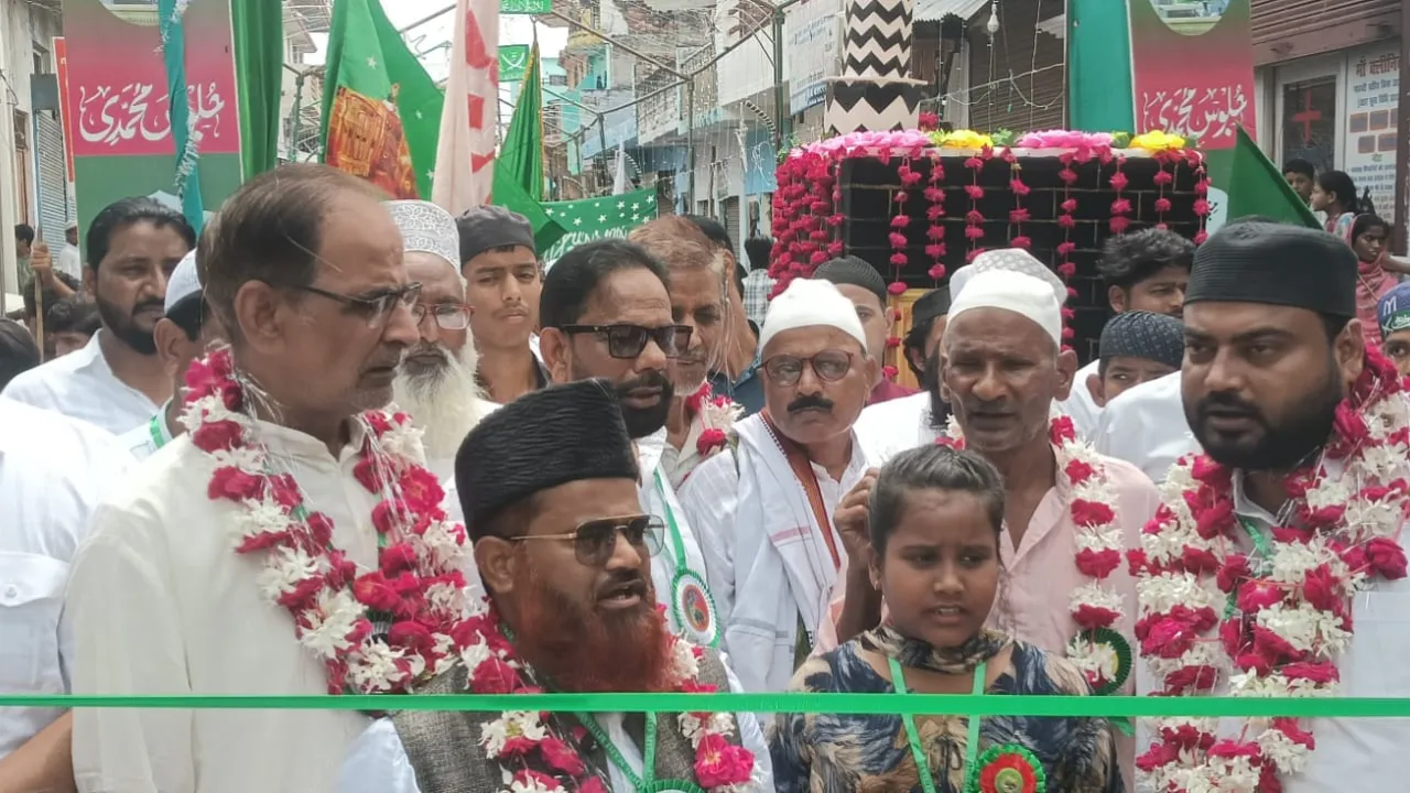 Eid Milad Un Nabi: महमूदाबाद में अकीदत के साथ निकला जुलूस-ए-मुहम्मदी, नात और सलाम से गूंजा शहर
