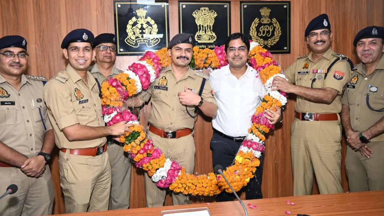 Sambhal News : विदाई पर भावुक हुए SP कृष्ण कुमार बिश्नोई, 710 दिनों का कार्यकाल पूरा करने पर DM-पुलिसकर्मियों ने दी बधाई
