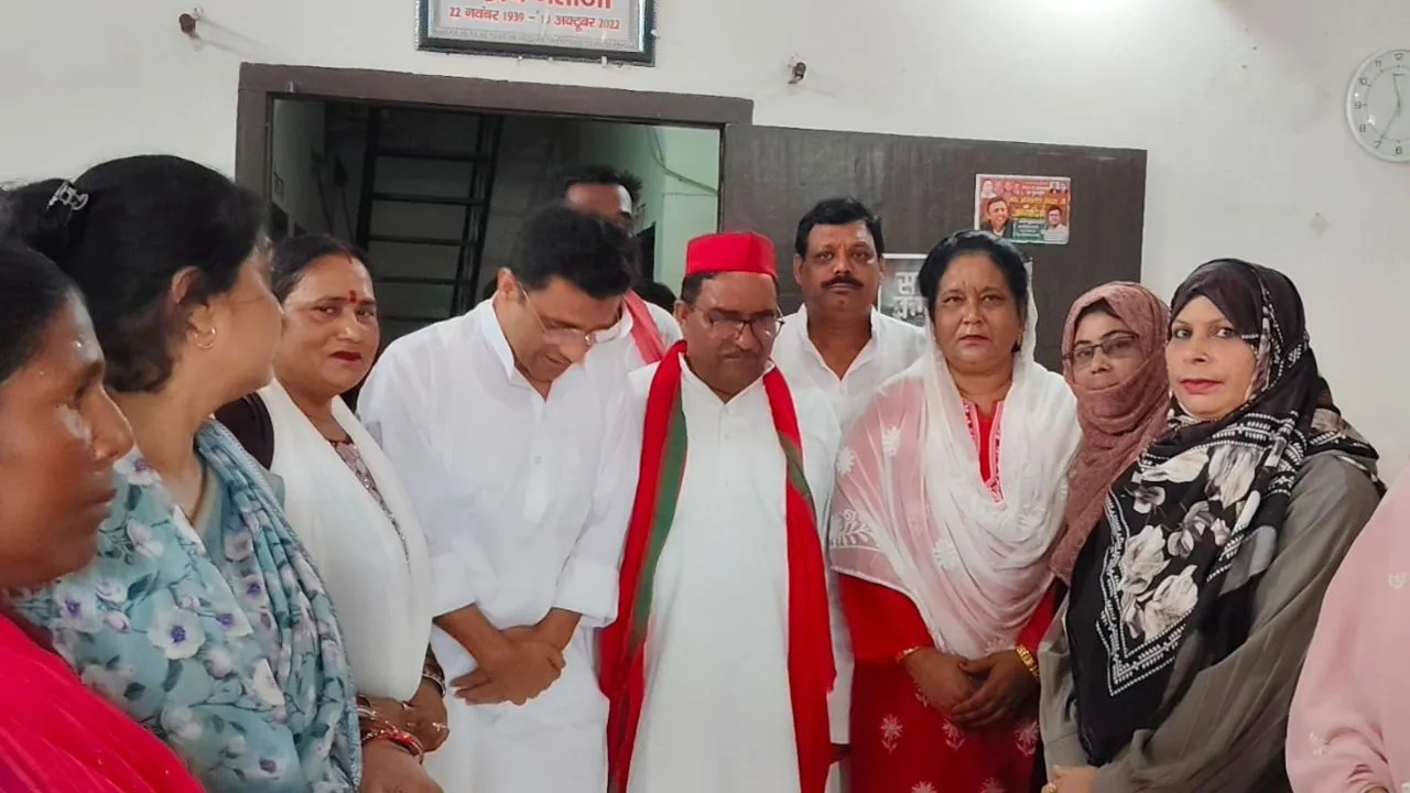 Bahraich News:  फूलन देवी की जयंती पर सपा कार्यालय में श्रद्धांजलि सभा, संघर्ष और सामाजिक न्याय को किया याद