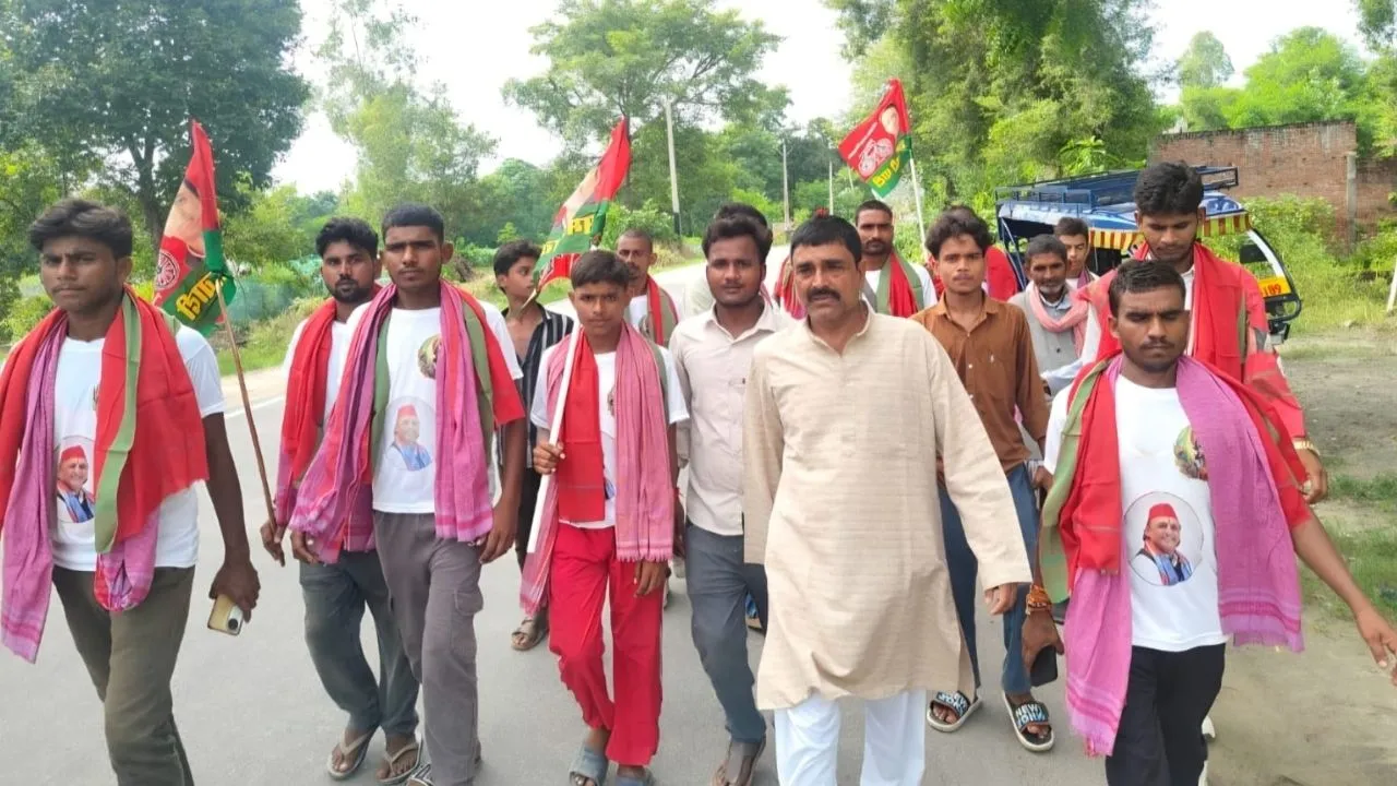 बहराइच से लखनऊ पैदल यात्रा पर सपा कार्यकर्ता :  मिशन 2027 के लिए महसी में हुआ स्वागत; अंगवस्त्र पहनाकर अभिनंदन