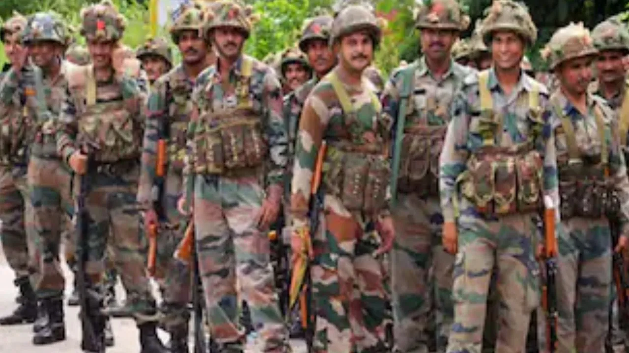  Lakhimpur News : सीमा पर सुरक्षा के साथ किसानों की तरक्की में जुटे SSB जवान, 20 किसानों को दिए मशरूम बीज