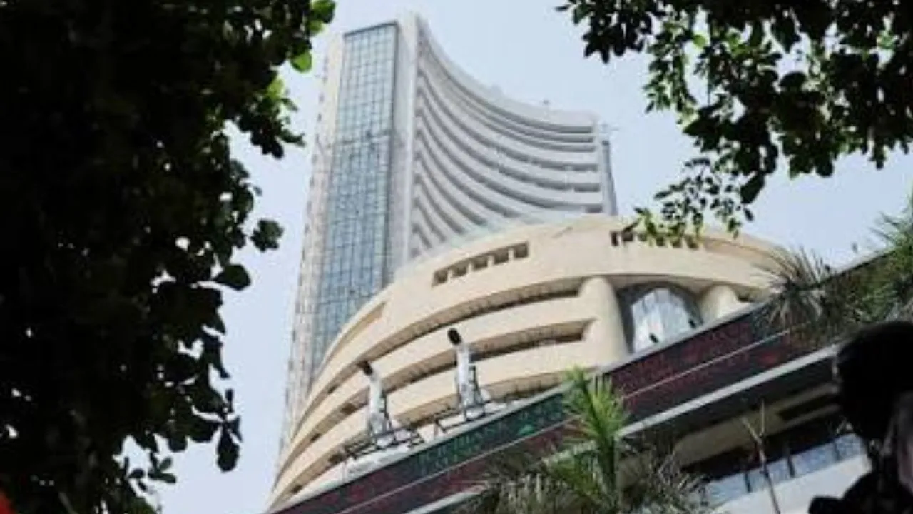 Stock market closed :  कच्चे तेल की कीमतों में गिरावट से शेयर बाजार में लगातार चौथे दिन तेजी, 544 अंक उछला सेंसेक्स