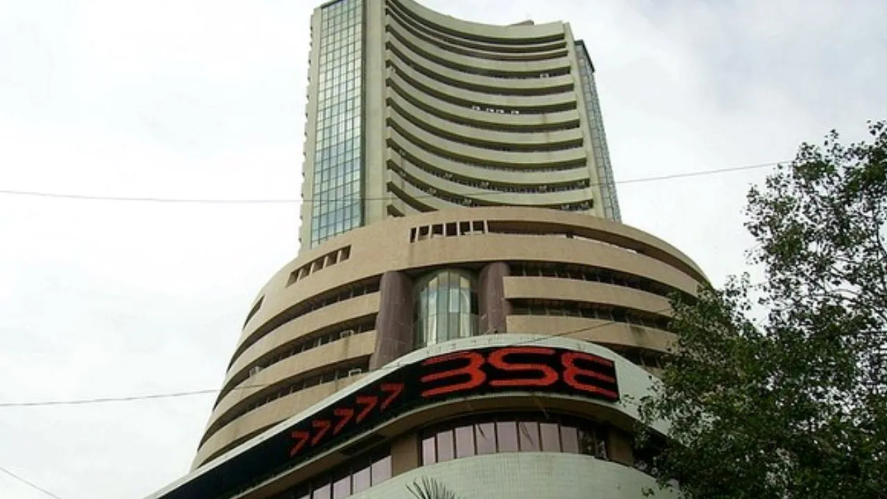 Stock market closed :  सेंसेक्स 374 अंक चढ़ा, रिलायंस और SBI ने संभाली बाजार की कमान; निफ्टी मामूली बढ़त के साथ बंद