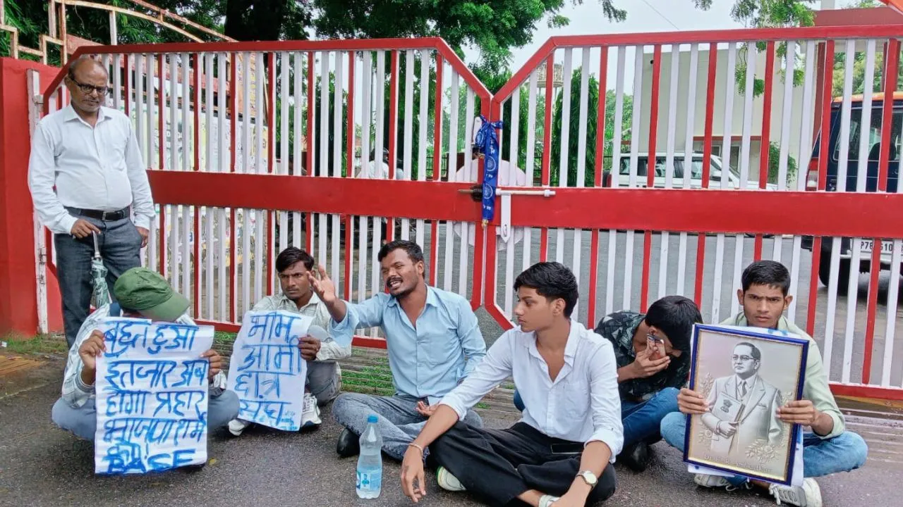  Kanpur News: विकास भवन पहुंचे छात्रों ने गेट बंद कर किया प्रदर्शन, स्कोलरशिप नहीं मिलने का लगाया आरोप