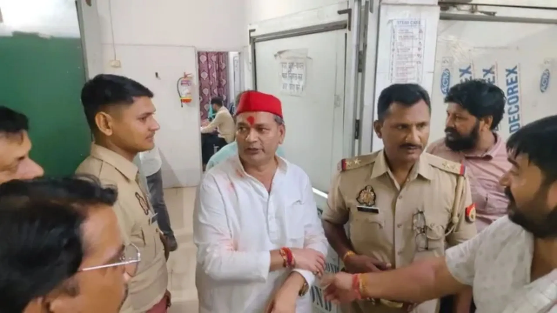 UP News : सुल्तानपुर में सीढ़ियां चढ़ते समय चली गोली, पूर्व विधायक का सुरक्षाकर्मी घायल 