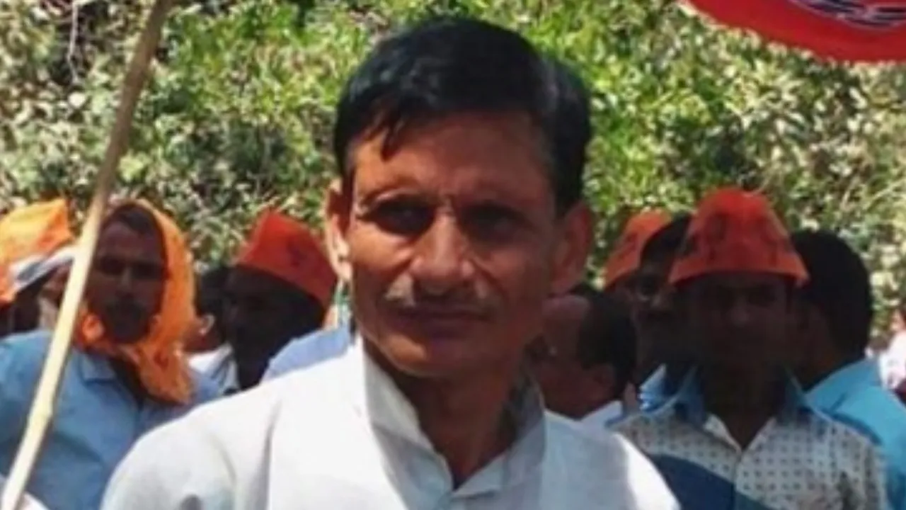 Shahjahanpur News: सुरेंद्र हत्याकांड में परिजनों को धमकी का आरोप, SP कार्यालय पहुंचे दर्जनों ग्रामीण