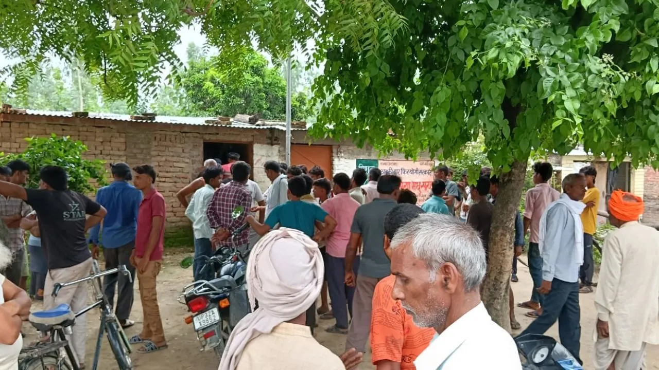  Shravasti News: कमरे में फंदे से लटका मिला किशोरी का शव, माँ से मोबाइल को लेकर हुई थी कहासुनी 