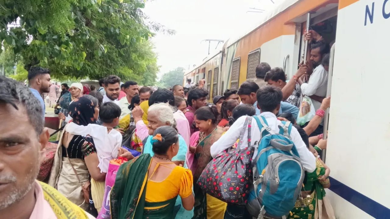 रक्षाबंधन के बाद ट्रेनों में ‘नो एंट्री’ जैसे हालात! ट्रेन में चढ़ने को मची भगदड़, प्लेटफॉर्म पर छूटे यात्री