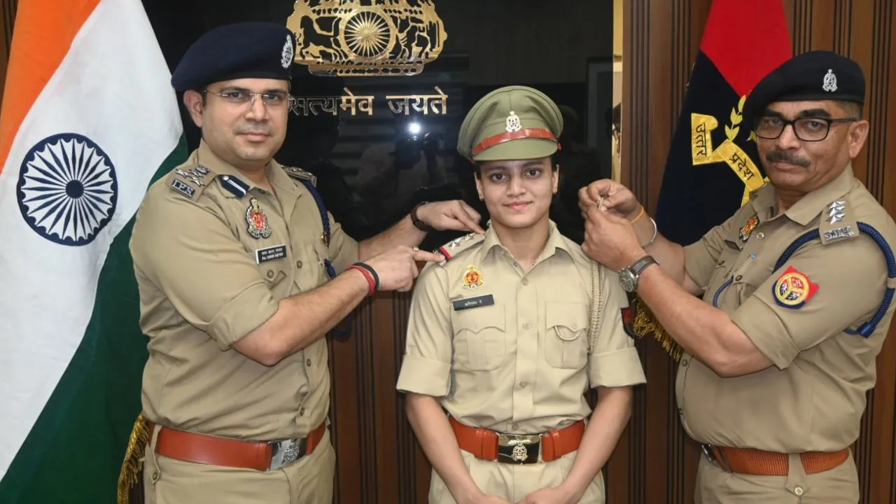 यूपी पुलिस की दरोगा अस्मिता डे को सीएम योगी समेत यूपी DGP ने दी बधाई, बताया गर्व का क्षण 