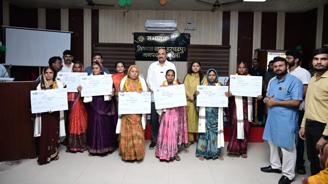 रायबरेली में मिड-डे मील रसोइयों को बड़ा तोहफा, राज्यमंत्री ने बांटे कैशलेस चिकित्सा कार्ड; 5 लाख तक इलाज की सुविधा