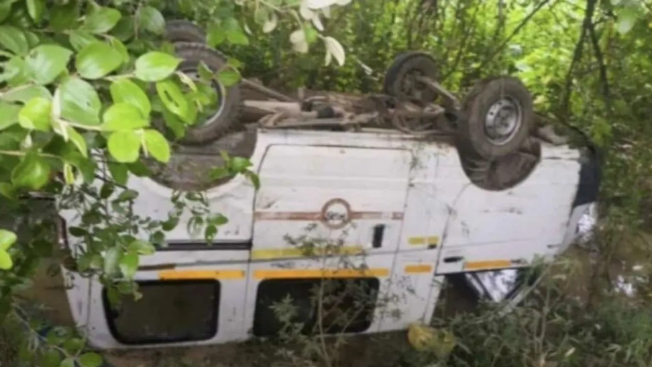 Kanpur News: स्कूली बच्चों से भरी वैन हुई का हादसे का शिकार, 19 छात्र घायल; चालक फरार
