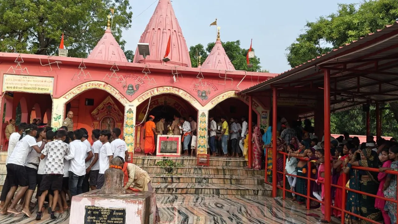  Shravasti News : विभूतिनाथ धाम में जलाभिषेक के लिए उमड़ें श्रद्धालु, सावन के अंतिम सोमवार पर उमड़ा भक्तों का सैलाब