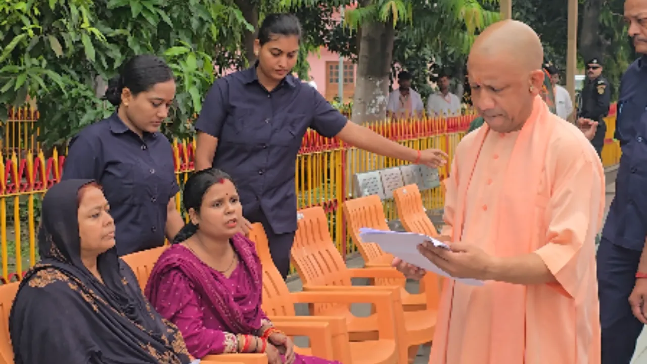 जमीन के मामलों में लापरवाही पर CM योगी का सख्त रुख, बोले- रास्ता न दिला पाएं तो लेखपाल-कानूनगो-तहसीलदार सस्पेंड करो