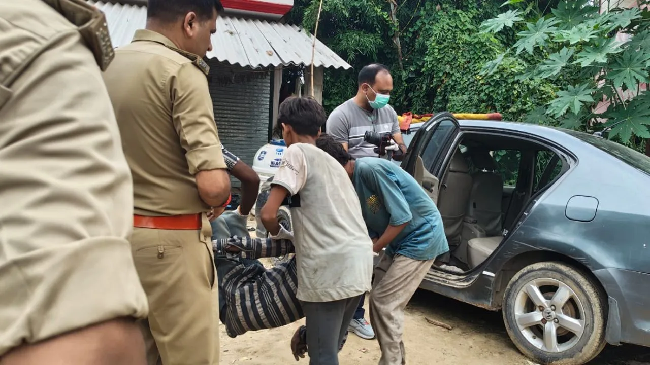 Gonda News:  घर से कुछ दूरी पर कार में मिला युवक का शव, जांच में जुटी पुलिस