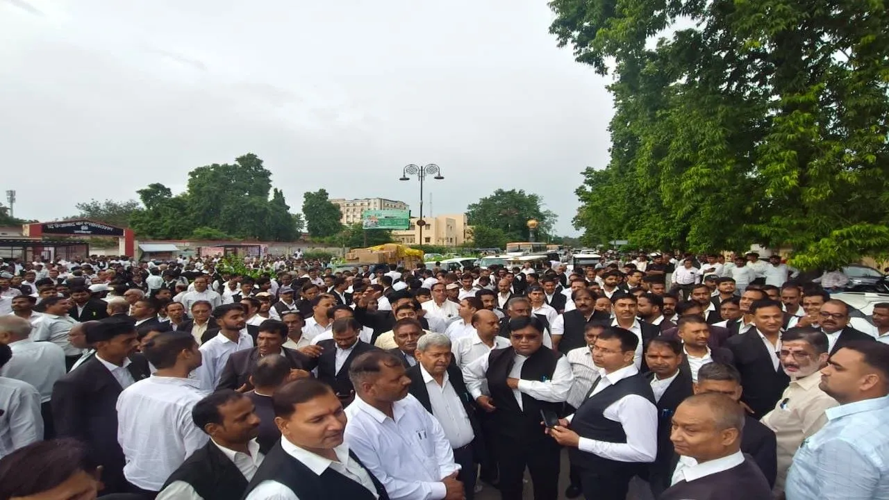 अयोध्या :  चंदा चोरी मामले में एफआईआर न होने पर फिर भड़के अधिवक्ता, दूसरी बार रामपथ जाम