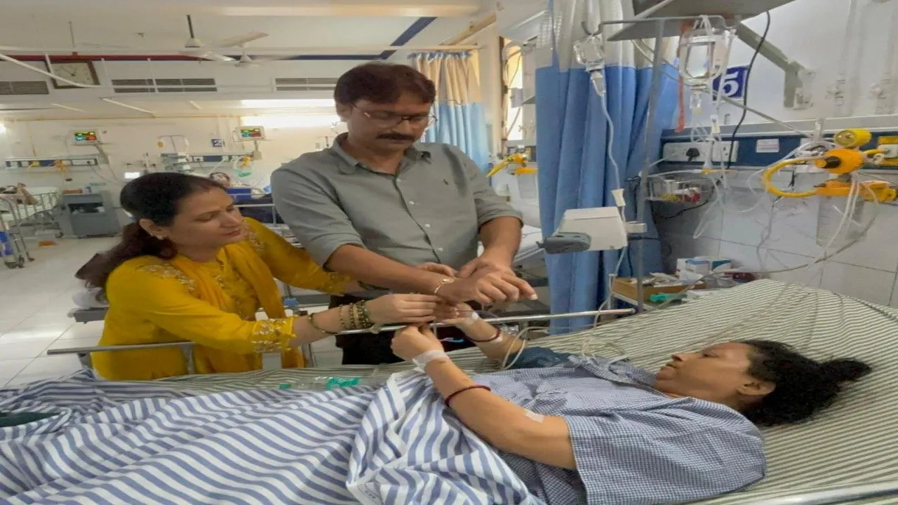 रक्षाबंधन: वेंटिलेटर पर जिंदगी की जंग लड़ रही बहन ने भाई की कलाई पर बांधी राखी