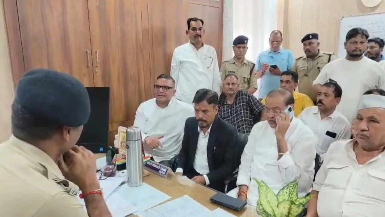  राहुल गांधी पर मुकदमे के बाद गरमाई सियासत,  यशपाल आर्य समेत कांग्रेस नेताओं ने कोतवाली पहुंच जताया विरोध