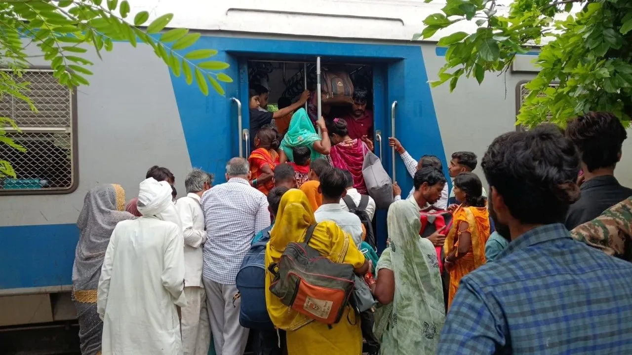  रक्षाबंधन पर उमड़ी भीड़, बसों से लेकर ट्रेनों तक रही मारामारी