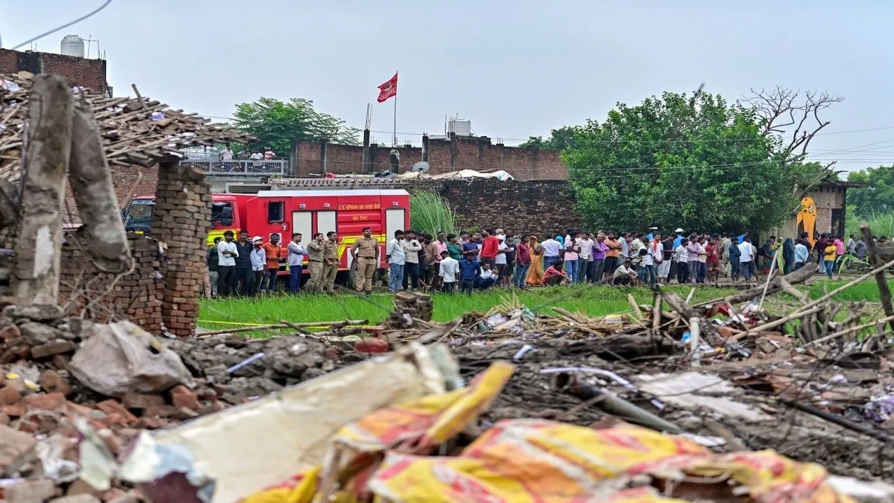 कौशांबी पटाखा फैक्ट्री विस्फोट :  11 लोगों की मौत के बाद सवालों के घेरे में प्रशासनिक निगरानी, अब DM बोले - जांच के बाद होगी कार्रवाई
