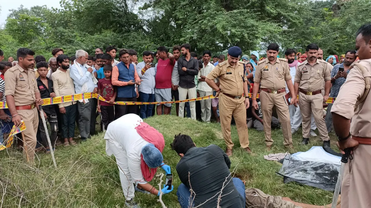 जांच करती पुलिस 