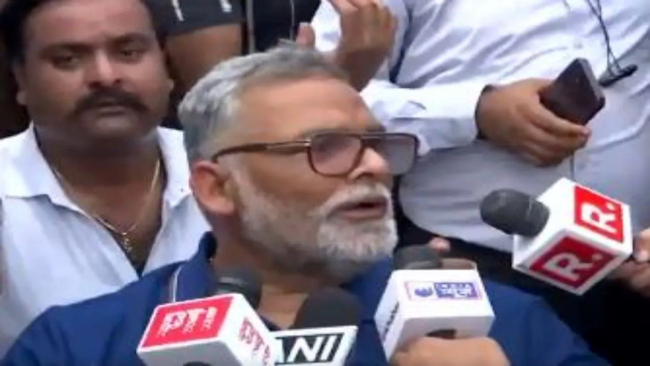   चाकू लेकर मारने की कोशिश, पप्पू यादव पर हमला!  समर्थकों ने की आरोपी की धुनाई