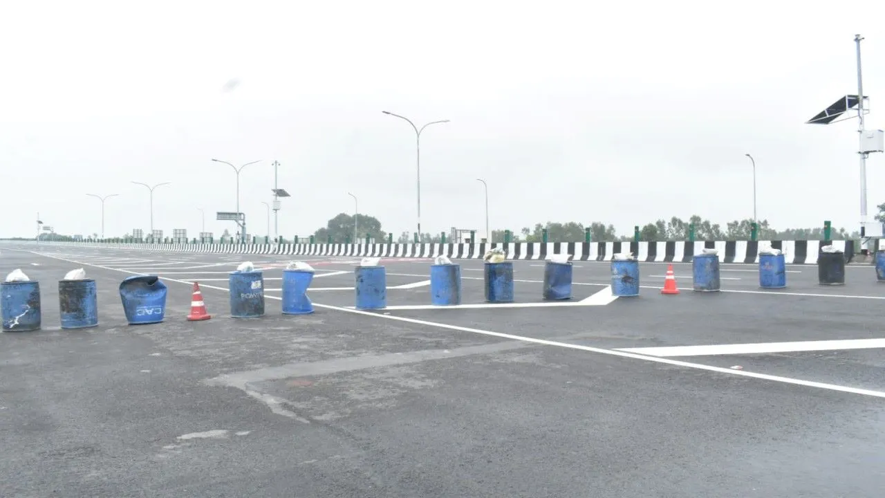 Lucknow-Kanpur Expressway: उन्नाव में लखनऊ-कानपुर एक्सप्रेस-वे पर फिर धंसी सड़क, मरम्मत कार्य जारी