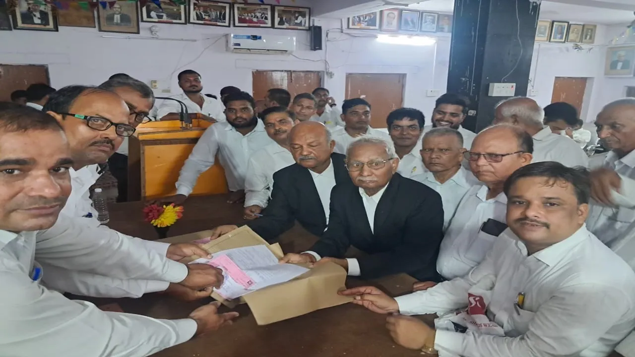 Sultanpur News : 105 साल पुराने बार एसोसिएशन की 58वीं कार्यकारिणी के लिए चुनावी घमासान तेज, 60 प्रत्याशियों ने दाखिल किए नामांकन, जानिए कब होगा मतदान